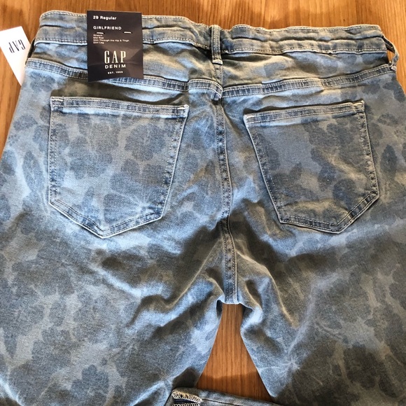 Gap - girlfriend fit distressed Denim floral jeans - Picture 6 of 8